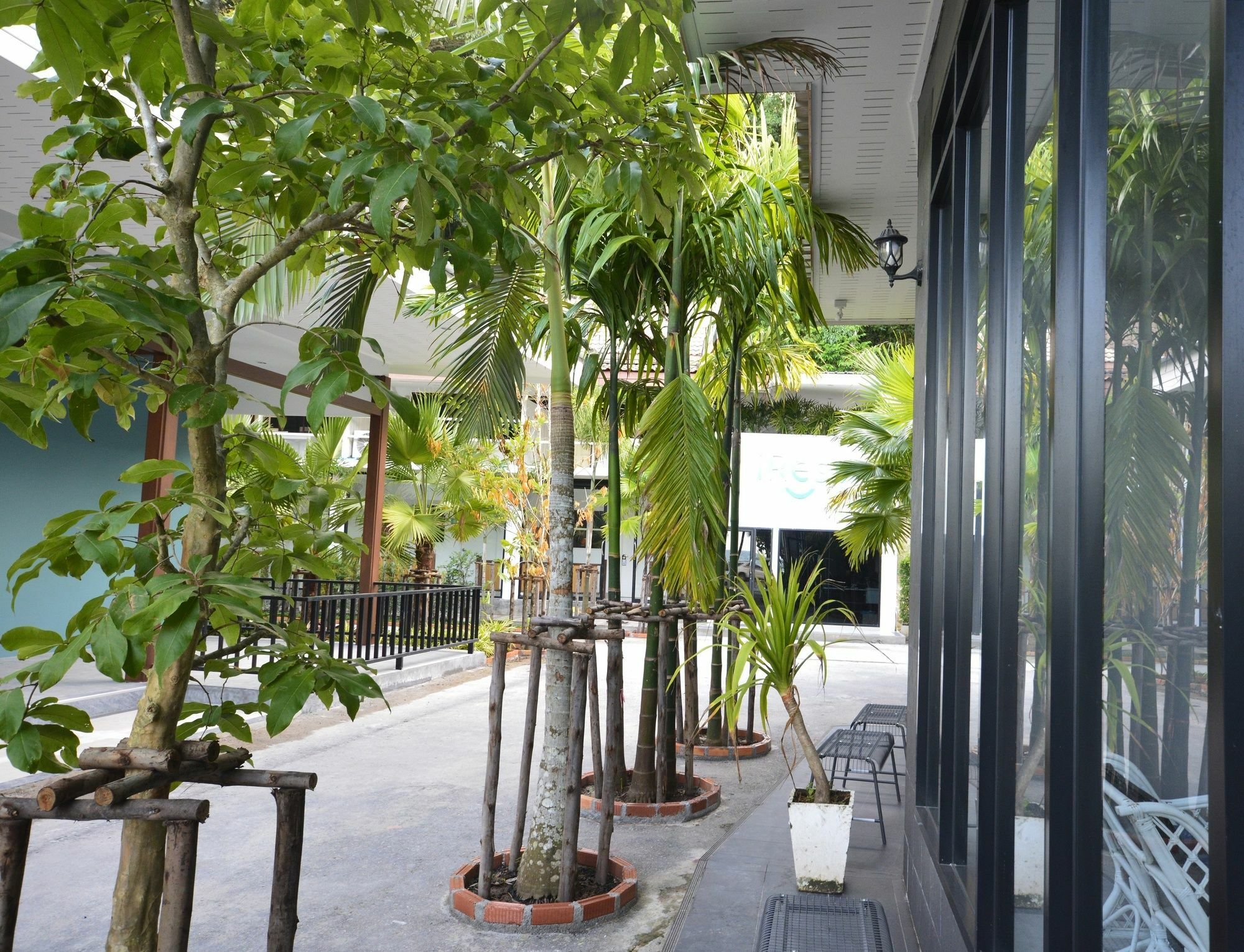 Хостел Irest Ao Nang Seafront Экстерьер фото